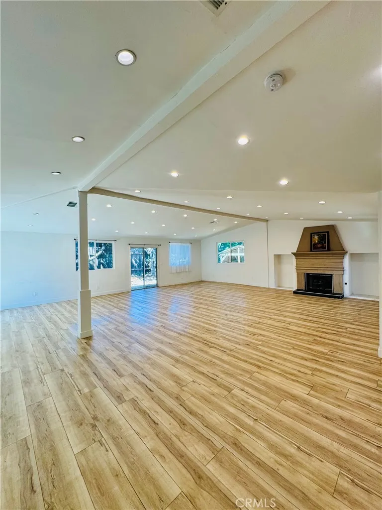 9625 Aqueduct North Hills, CA 91343