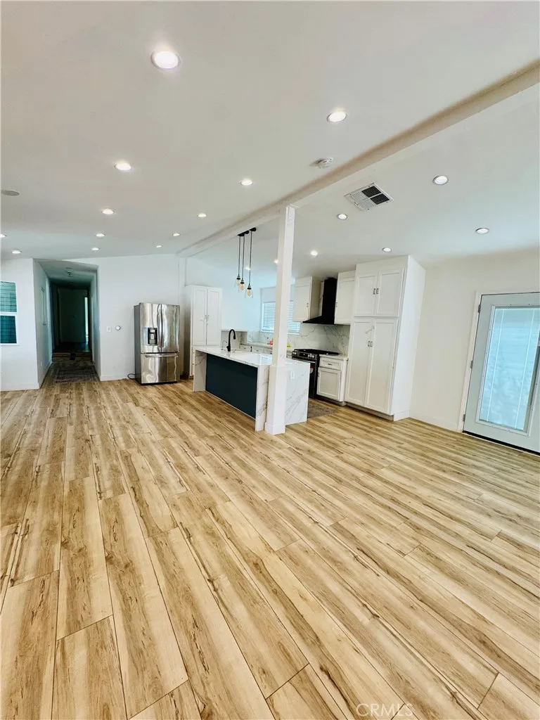 9625 Aqueduct North Hills, CA 91343