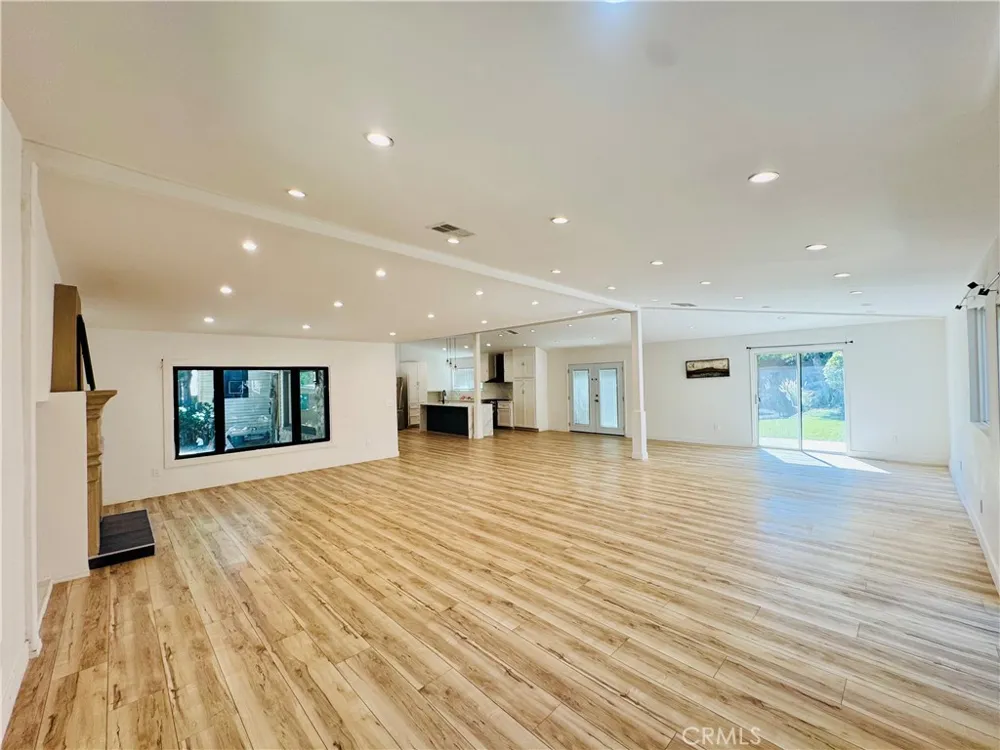 9625 Aqueduct North Hills, CA 91343