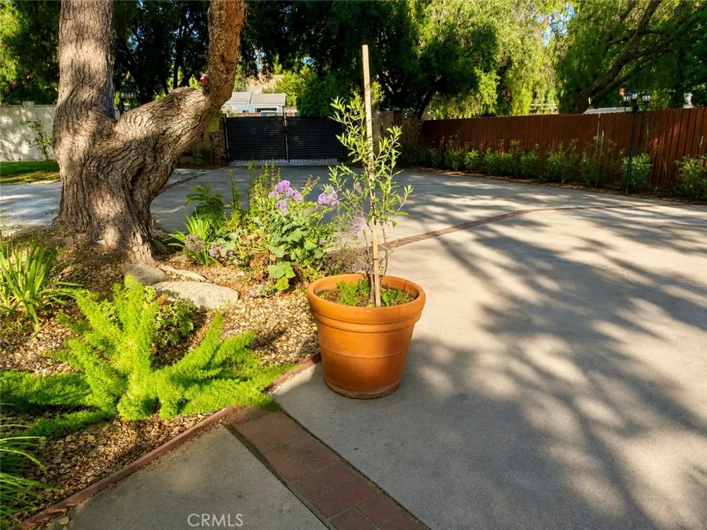 9625 Aqueduct North Hills, CA 91343