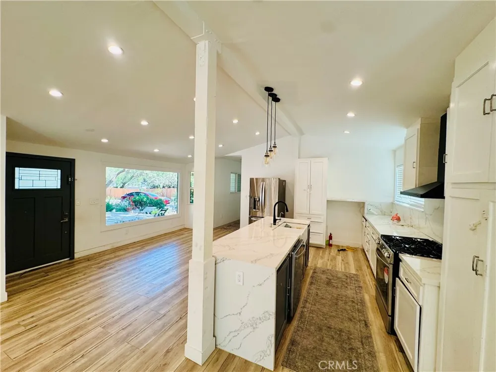 9625 Aqueduct North Hills, CA 91343