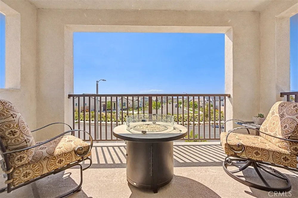 29423 Camino Surfeo Valencia, CA 91354