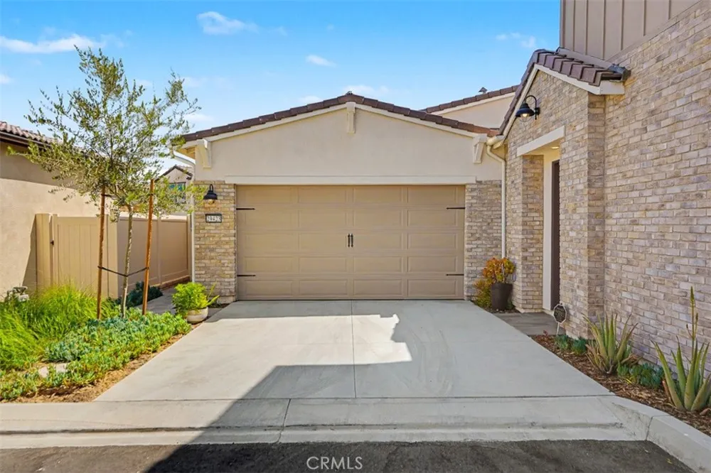 29423 Camino Surfeo Valencia, CA 91354
