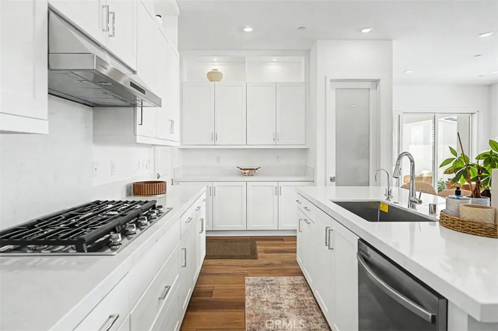29423 Camino Surfeo Valencia, CA 91354