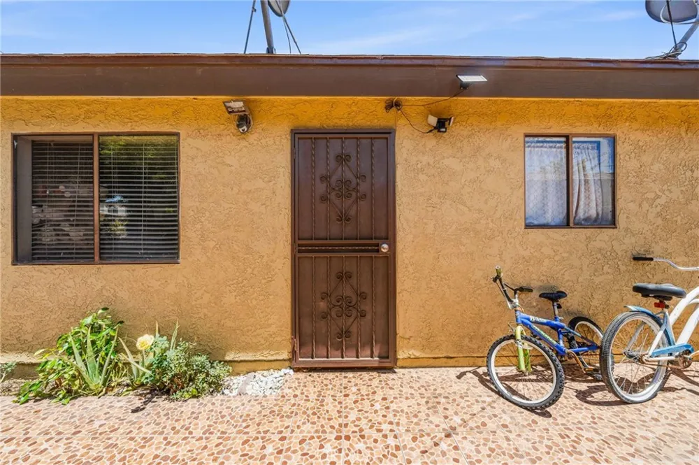 4035 Beck Bell, CA 90201