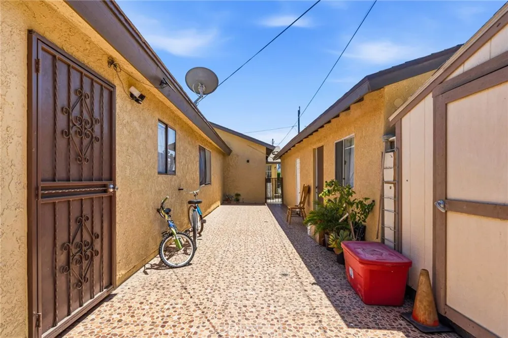 4035 Beck Bell, CA 90201