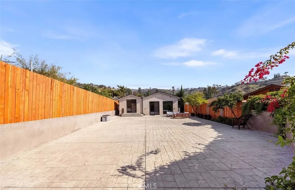 8369 Vine Valley Los Angeles, CA 91352