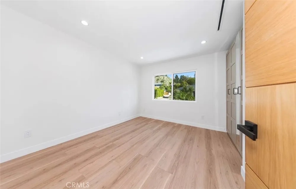 8369 Vine Valley Los Angeles, CA 91352