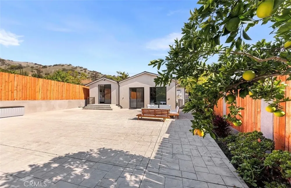 8369 Vine Valley Los Angeles, CA 91352