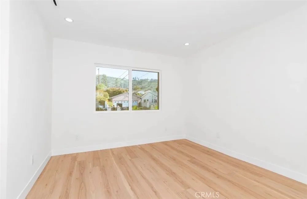 8369 Vine Valley Los Angeles, CA 91352