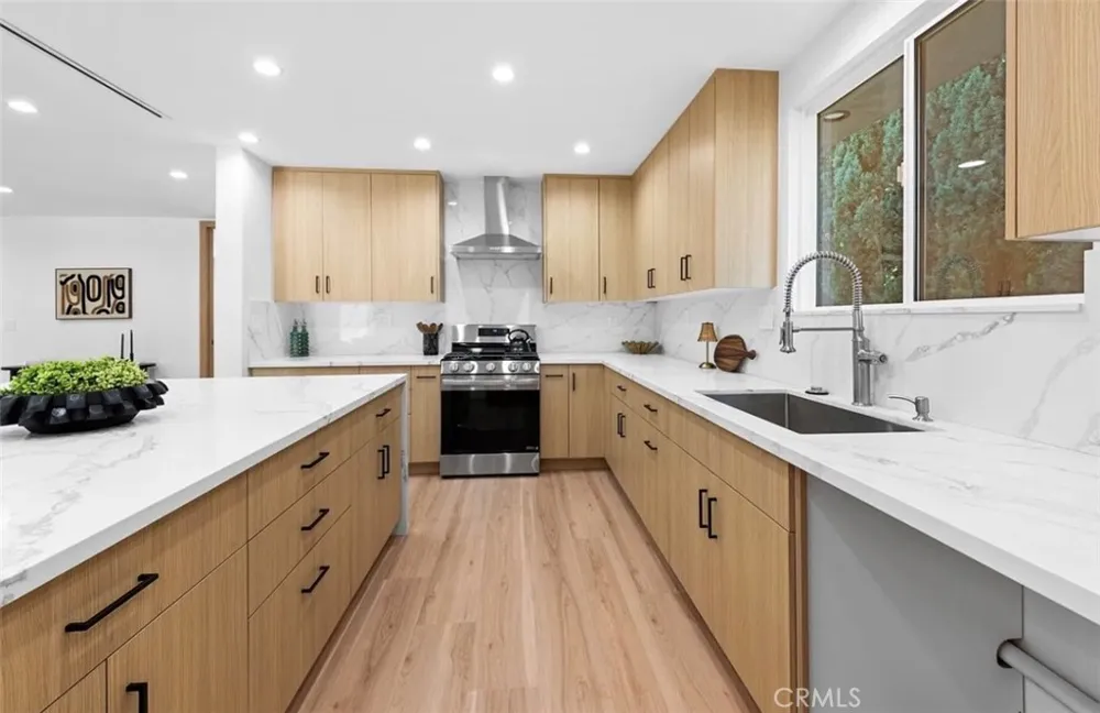 8369 Vine Valley Los Angeles, CA 91352