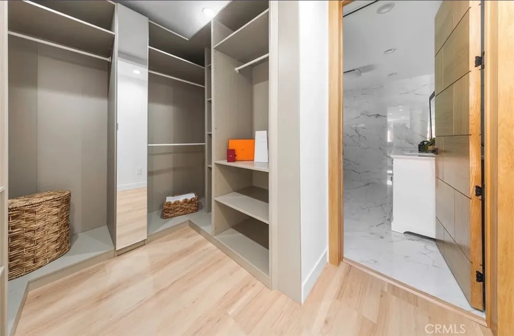 8369 Vine Valley Los Angeles, CA 91352