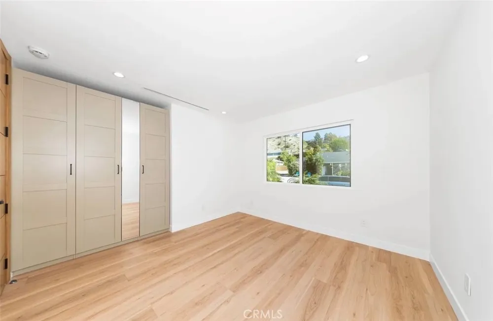 8369 Vine Valley Los Angeles, CA 91352