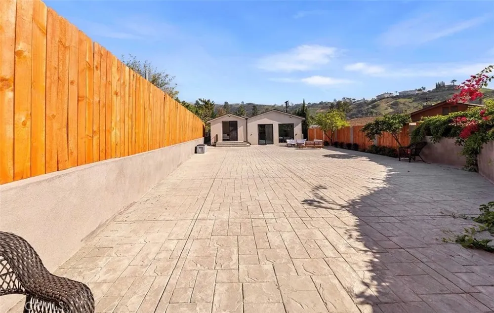 8369 Vine Valley Los Angeles, CA 91352