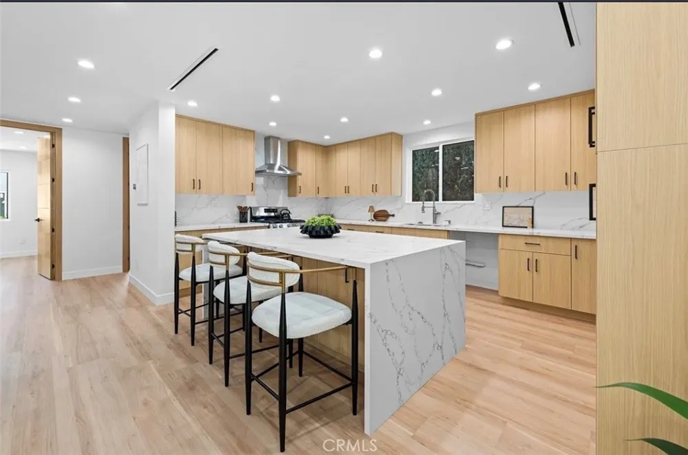 8369 Vine Valley Los Angeles, CA 91352