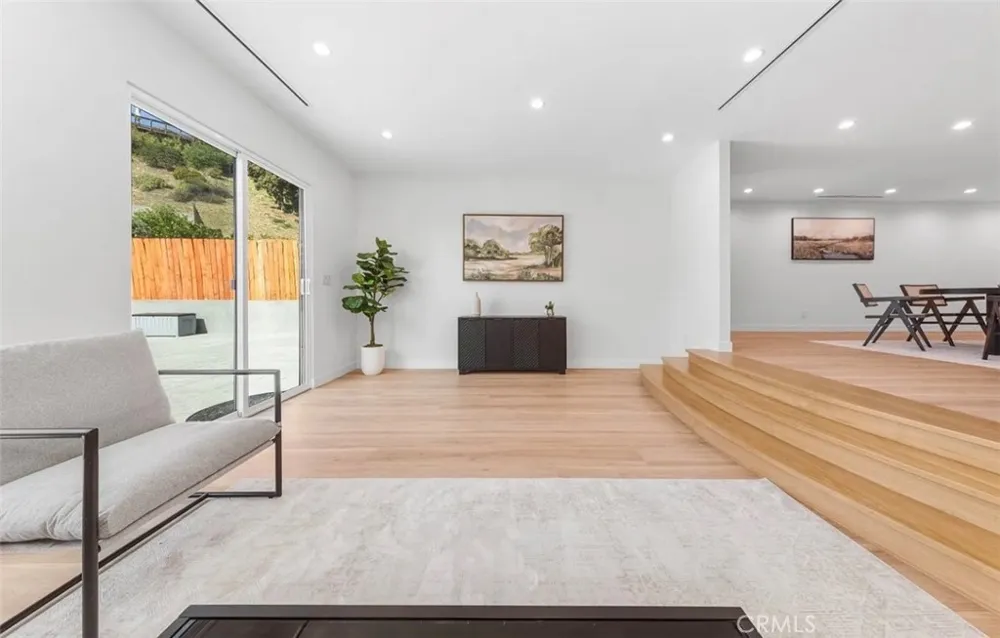 8369 Vine Valley Los Angeles, CA 91352