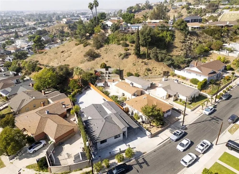 8369 Vine Valley Los Angeles, CA 91352