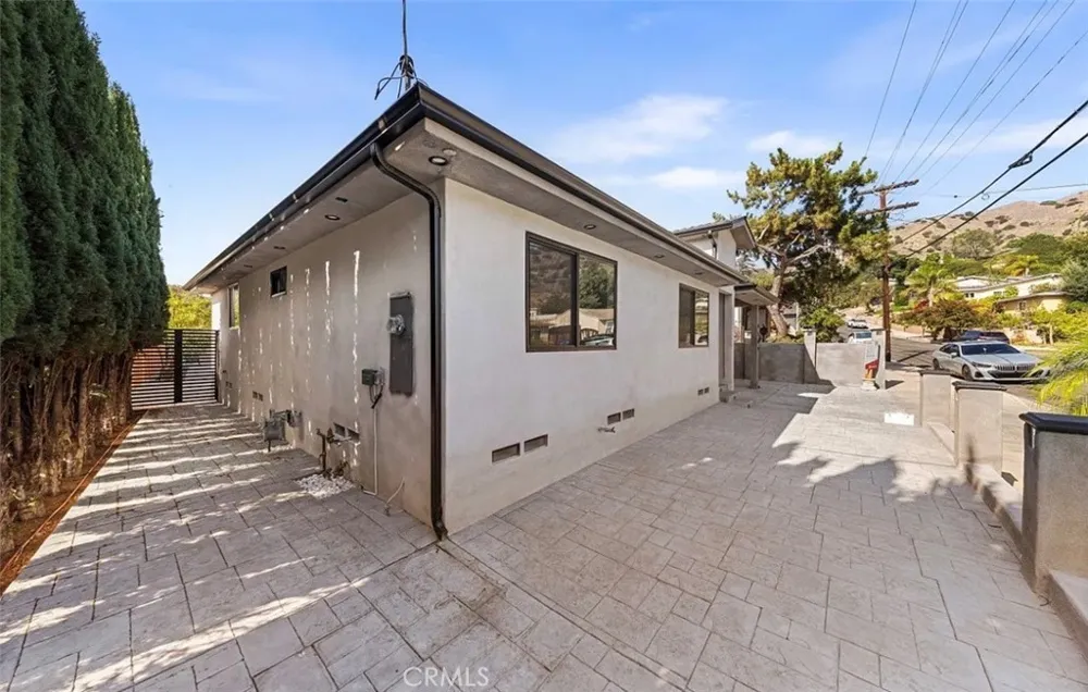 8369 Vine Valley Los Angeles, CA 91352