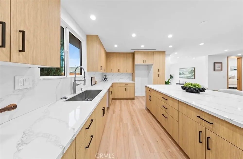 8369 Vine Valley Los Angeles, CA 91352