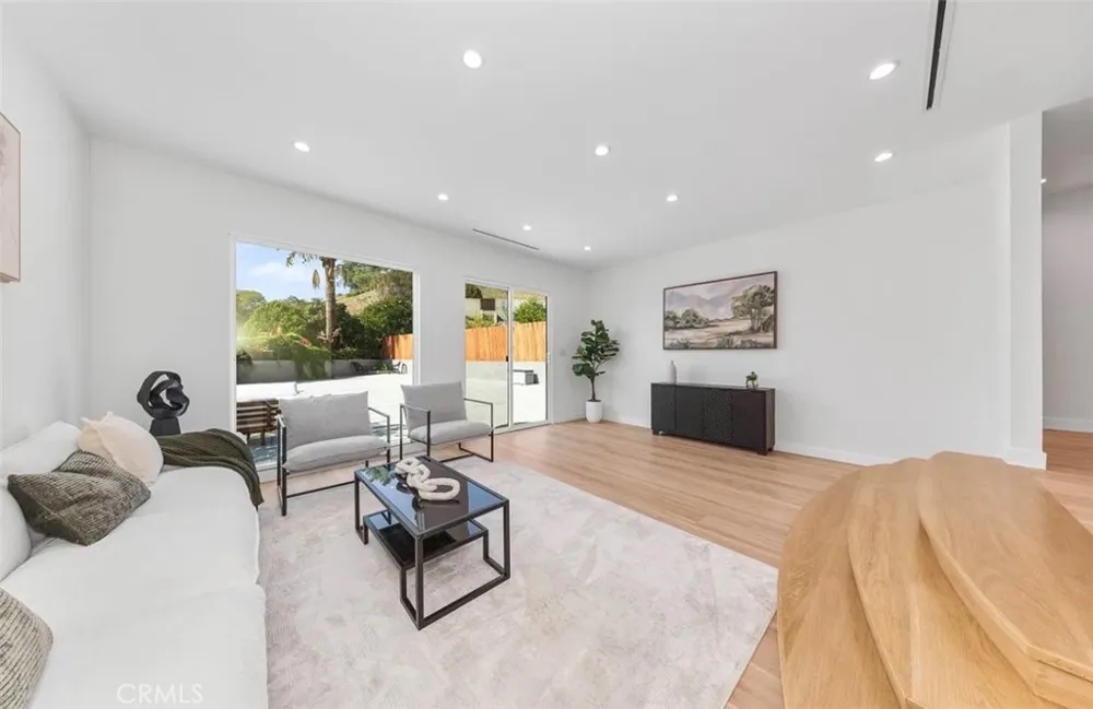 8369 Vine Valley Los Angeles, CA 91352