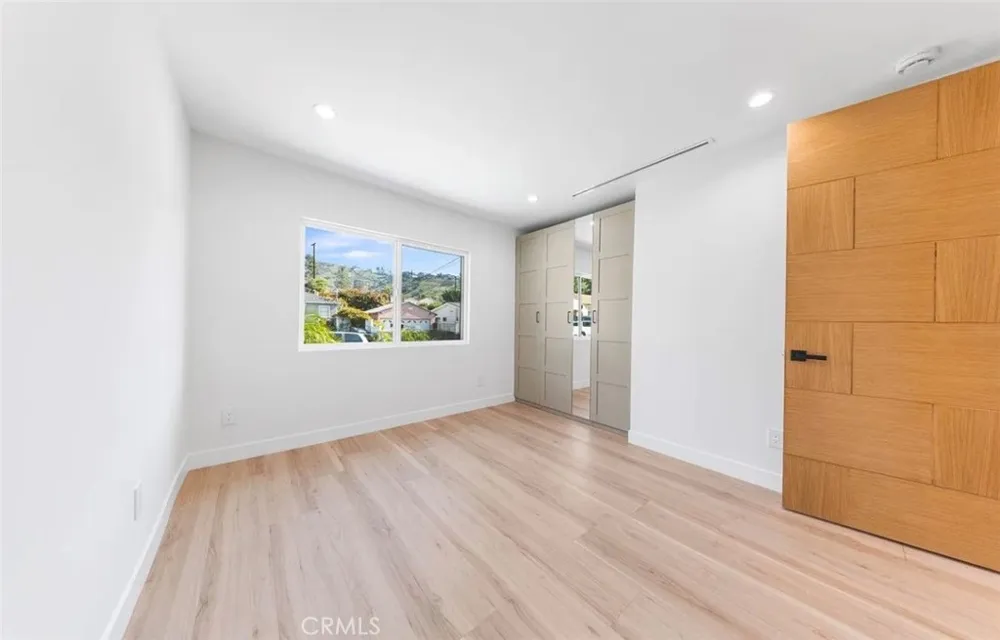 8369 Vine Valley Los Angeles, CA 91352