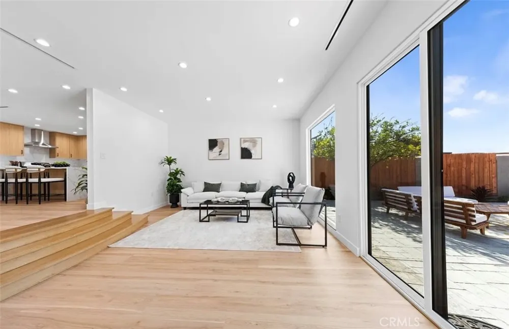 8369 Vine Valley Los Angeles, CA 91352