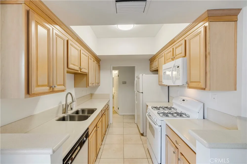 7211 Cozycroft #19 Winnetka, CA 91306