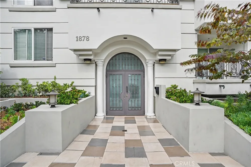 1878 Greenfield Avenue #204 Los Angeles, CA 90025