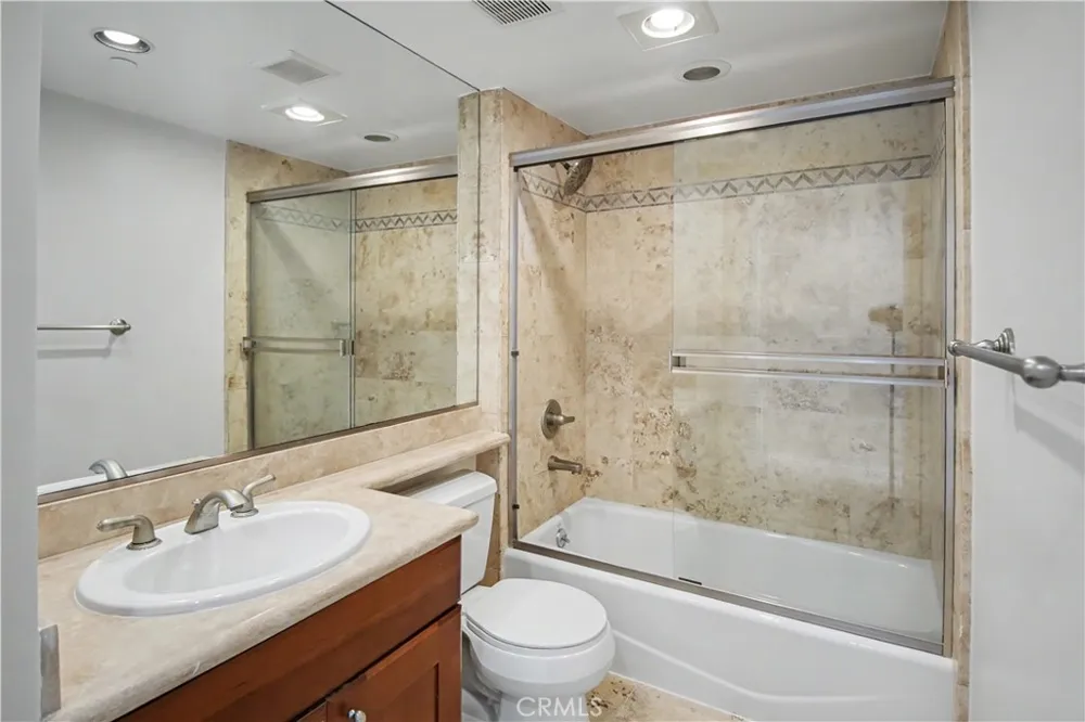 1878 Greenfield Avenue #204 Los Angeles, CA 90025