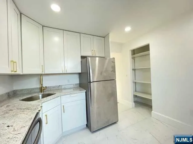 21 Livingston Avenue 2nd fl Lyndhurst, NJ 07071
