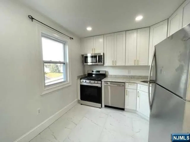 21 Livingston Avenue 2nd fl Lyndhurst, NJ 07071