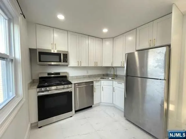 21 Livingston Avenue 2nd fl Lyndhurst, NJ 07071