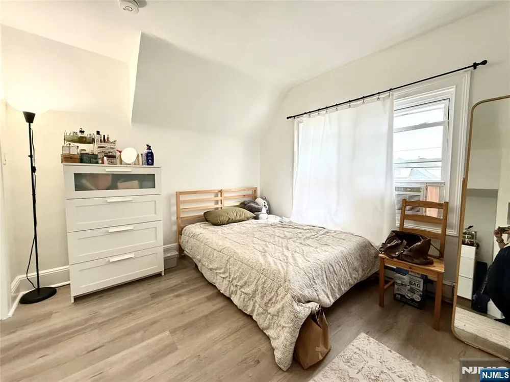 21 Livingston Avenue 2nd fl Lyndhurst, NJ 07071