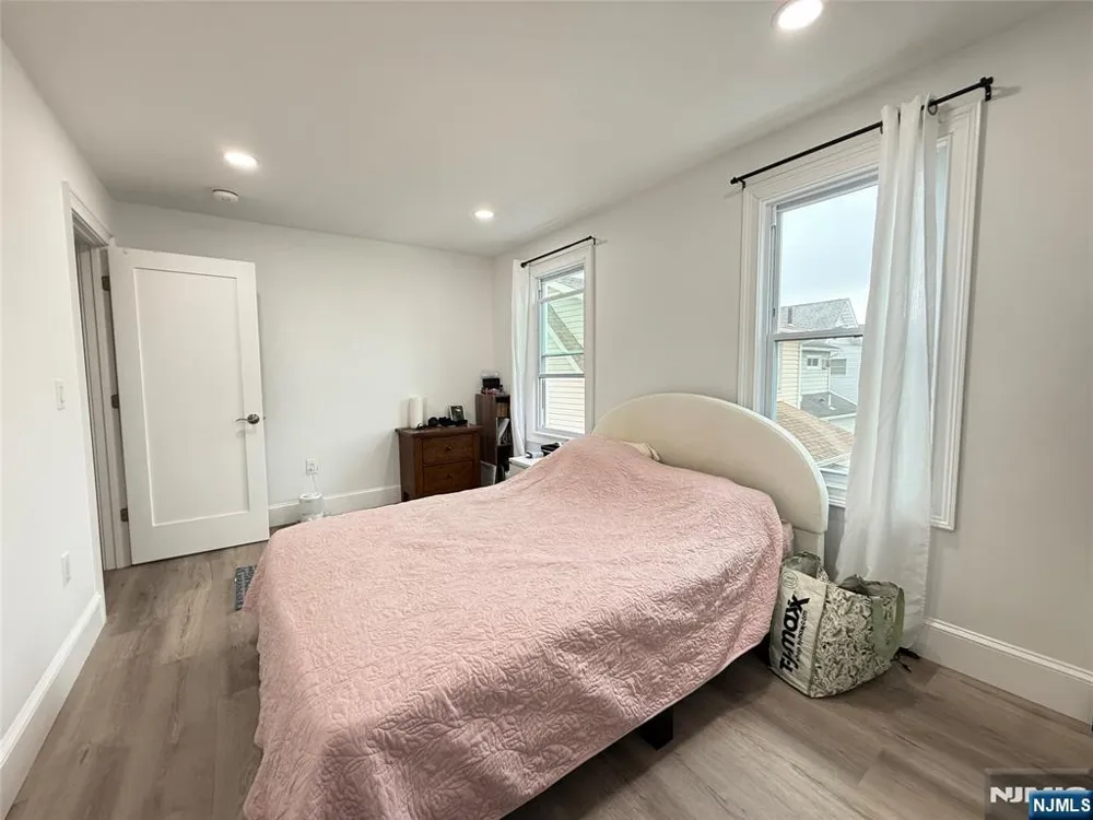 21 Livingston Avenue 2nd fl Lyndhurst, NJ 07071