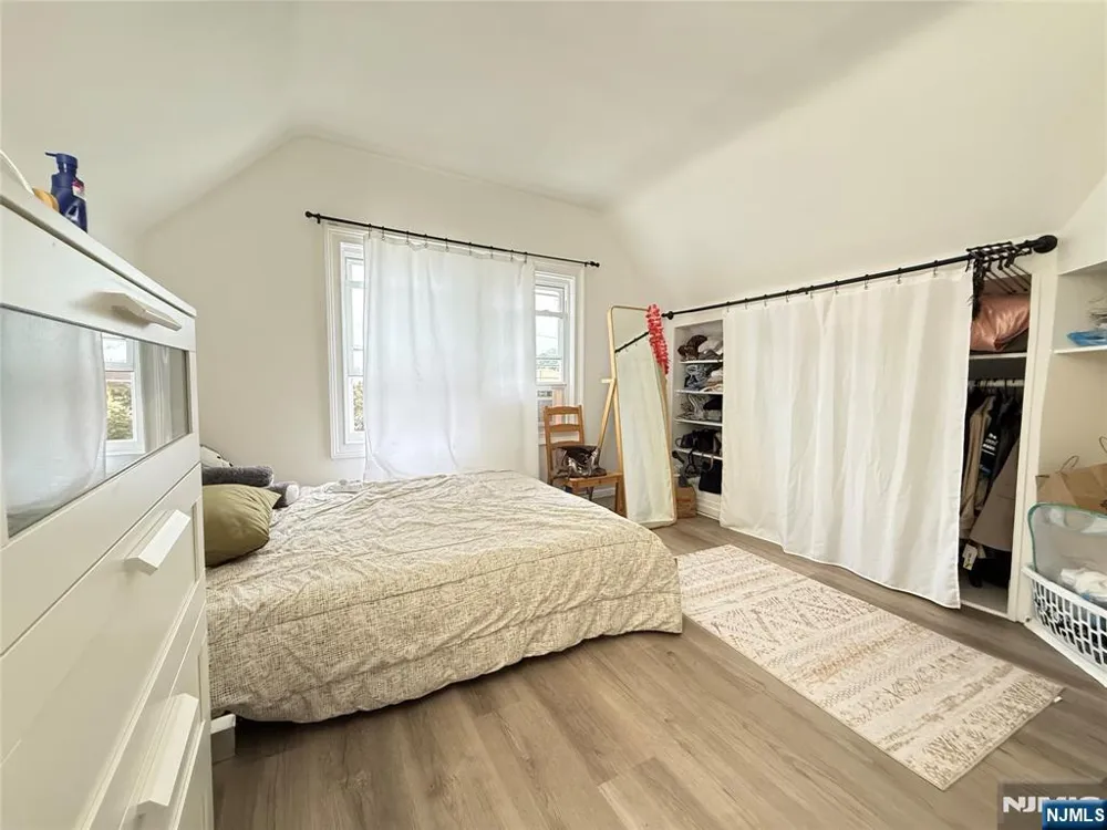 21 Livingston Avenue 2nd fl Lyndhurst, NJ 07071