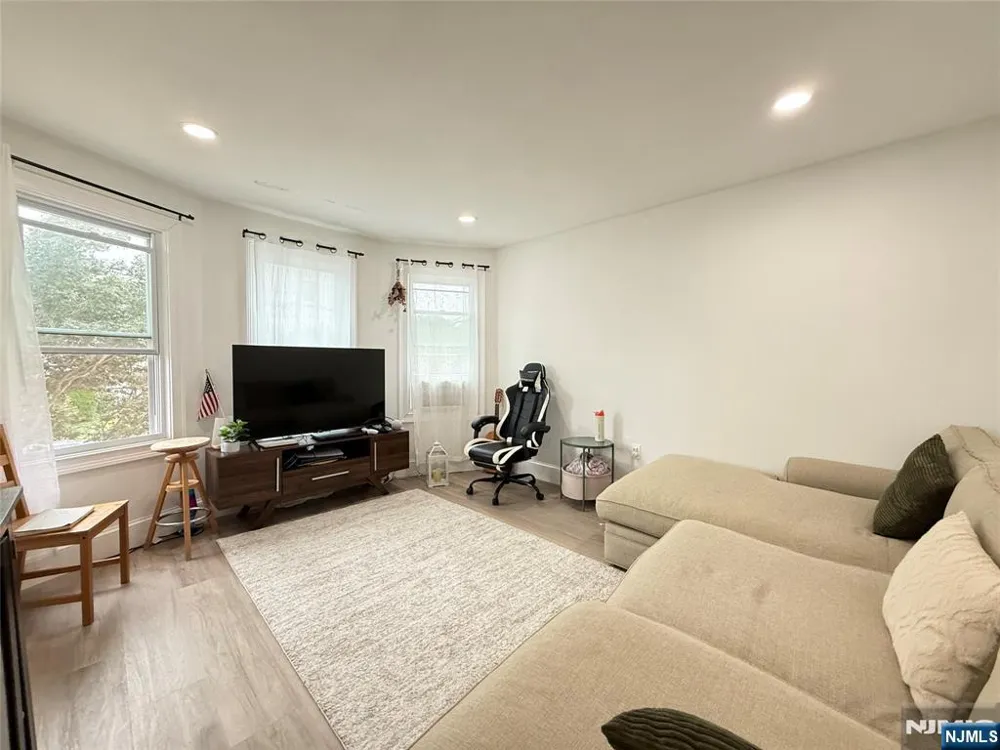 21 Livingston Avenue 2nd fl Lyndhurst, NJ 07071
