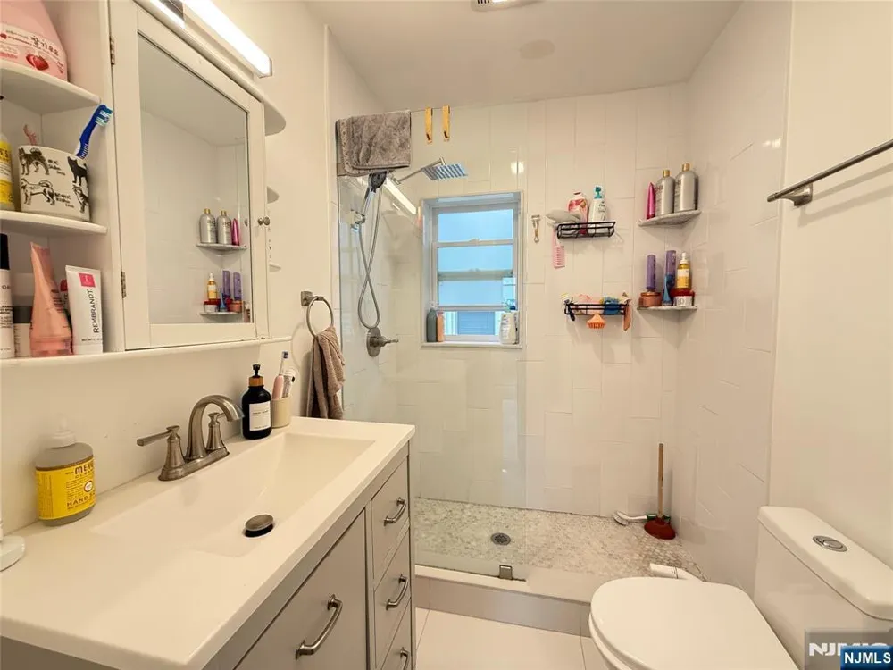 21 Livingston Avenue 2nd fl Lyndhurst, NJ 07071