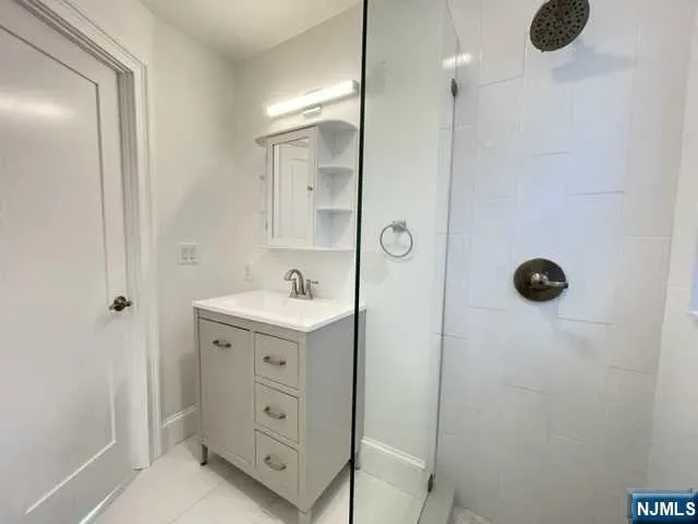 21 Livingston Avenue 2nd fl Lyndhurst, NJ 07071