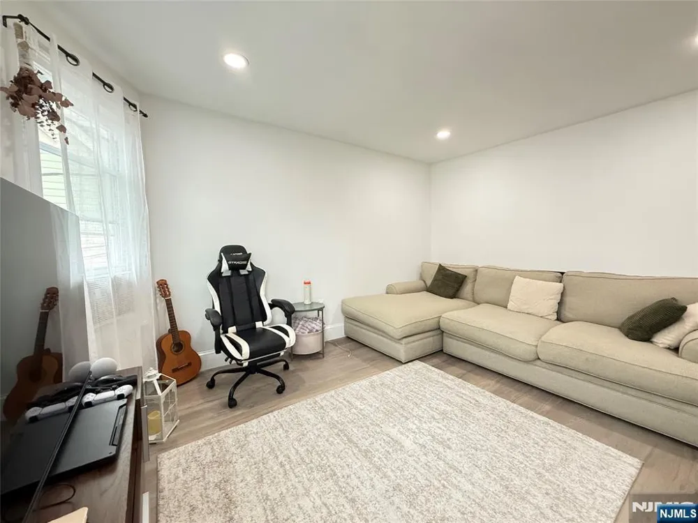 21 Livingston Avenue 2nd fl Lyndhurst, NJ 07071