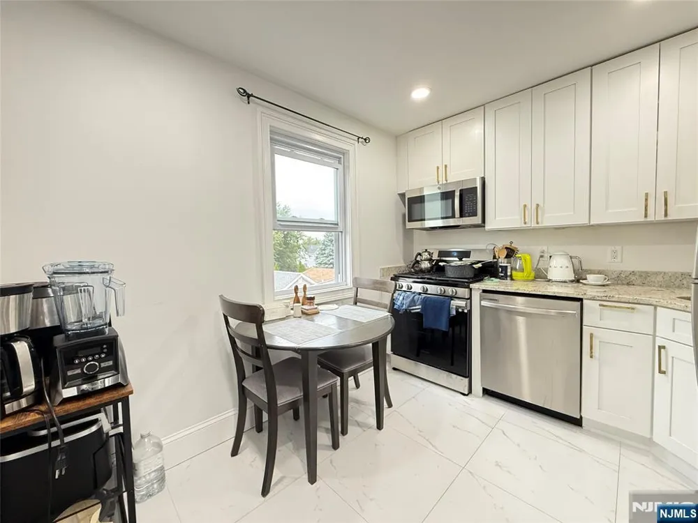 21 Livingston Avenue 2nd fl Lyndhurst, NJ 07071
