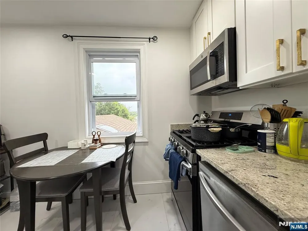 21 Livingston Avenue 2nd fl Lyndhurst, NJ 07071