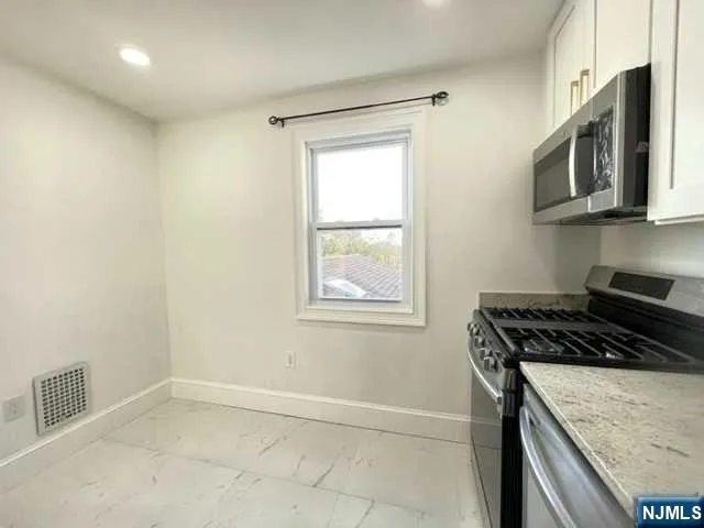 21 Livingston Avenue 2nd fl Lyndhurst, NJ 07071