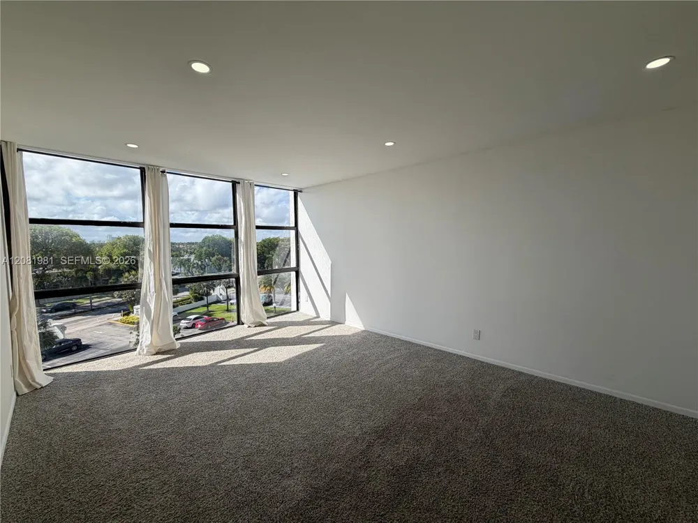 1000 Parkview Dr #531 Hallandale Beach, FL 33009