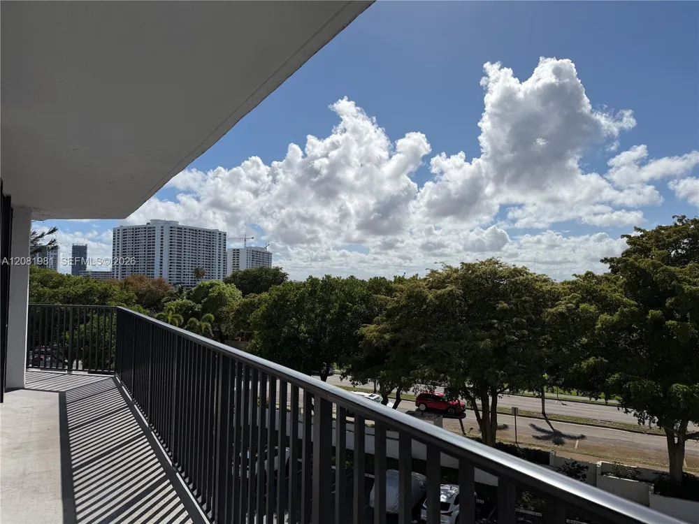 1000 Parkview Dr #531 Hallandale Beach, FL 33009