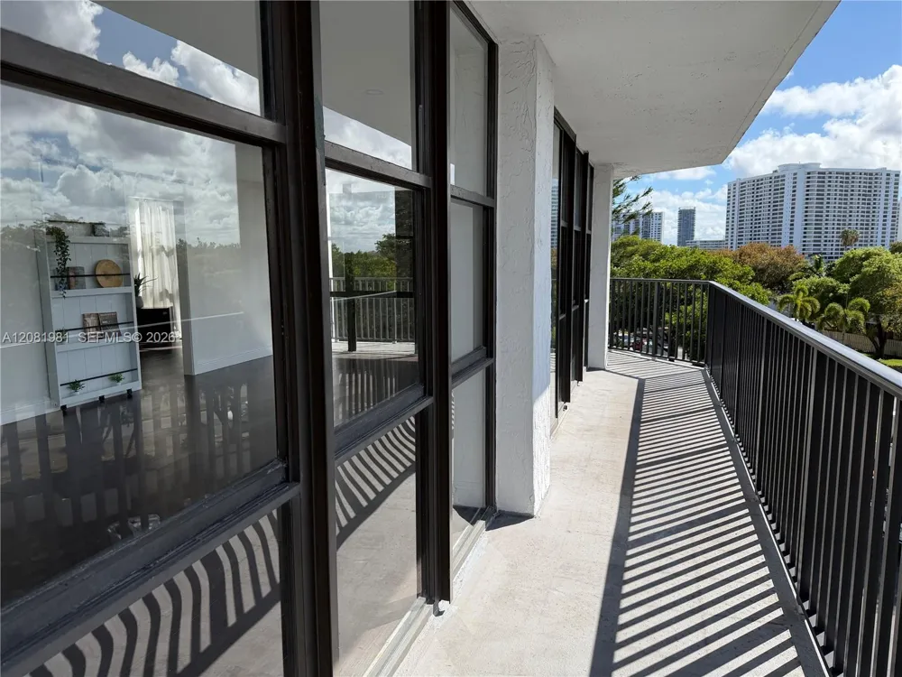 1000 Parkview Dr #531 Hallandale Beach, FL 33009