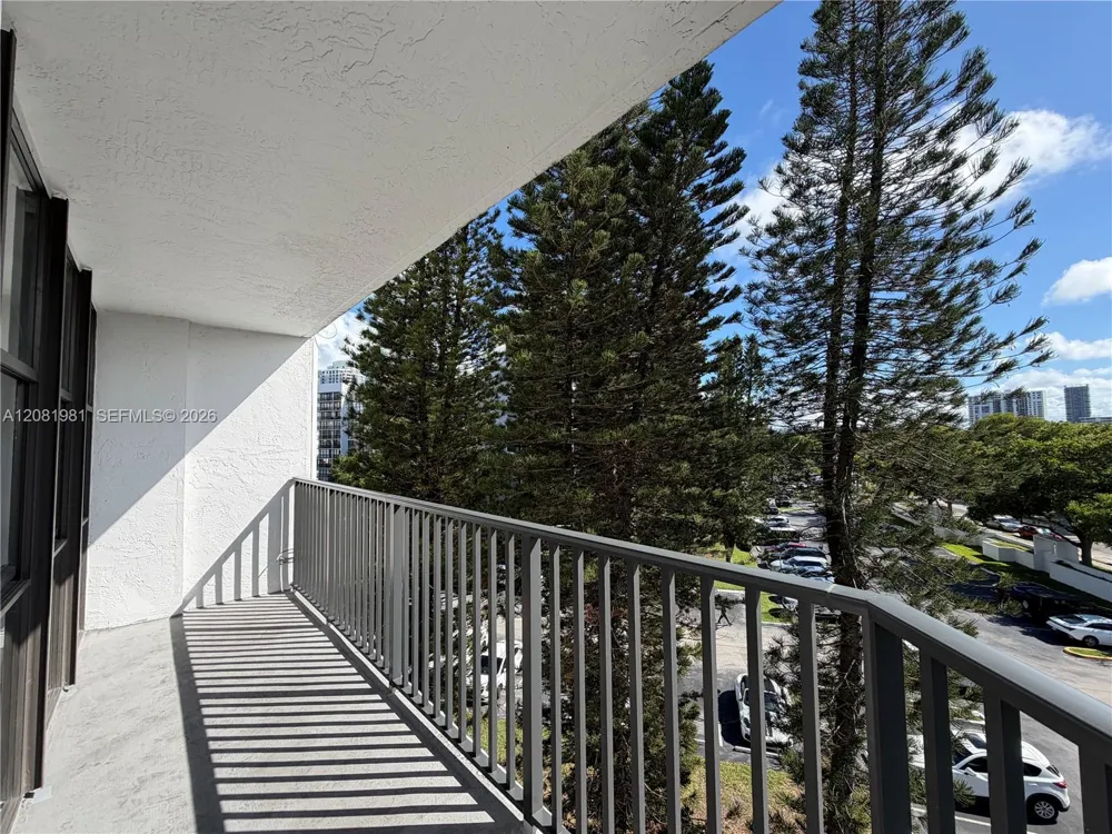 1000 Parkview Dr #531 Hallandale Beach, FL 33009