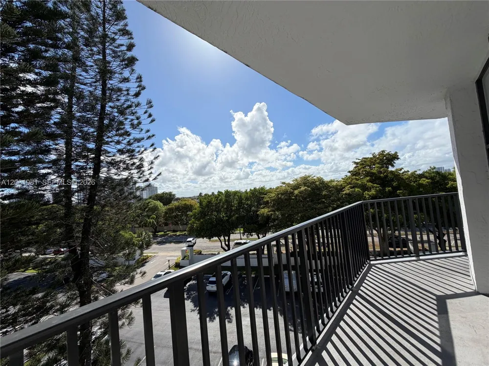 1000 Parkview Dr #531 Hallandale Beach, FL 33009