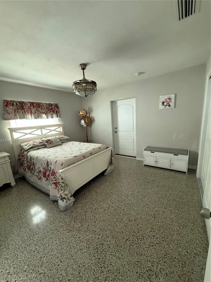 52 45th St Petersburg, FL 33706