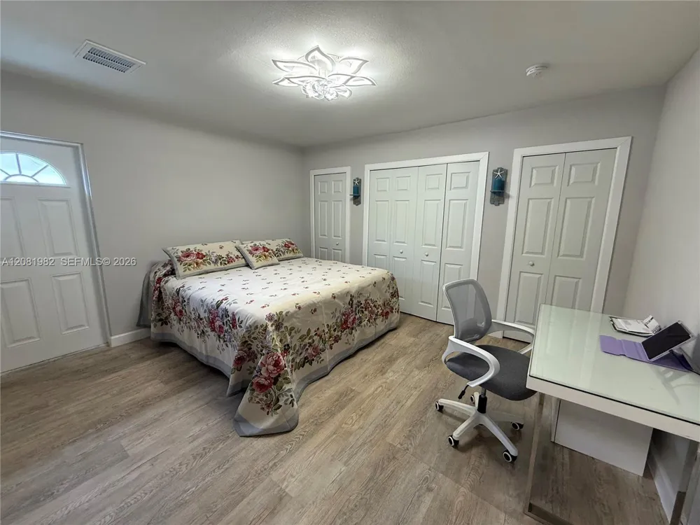52 45th St Petersburg, FL 33706
