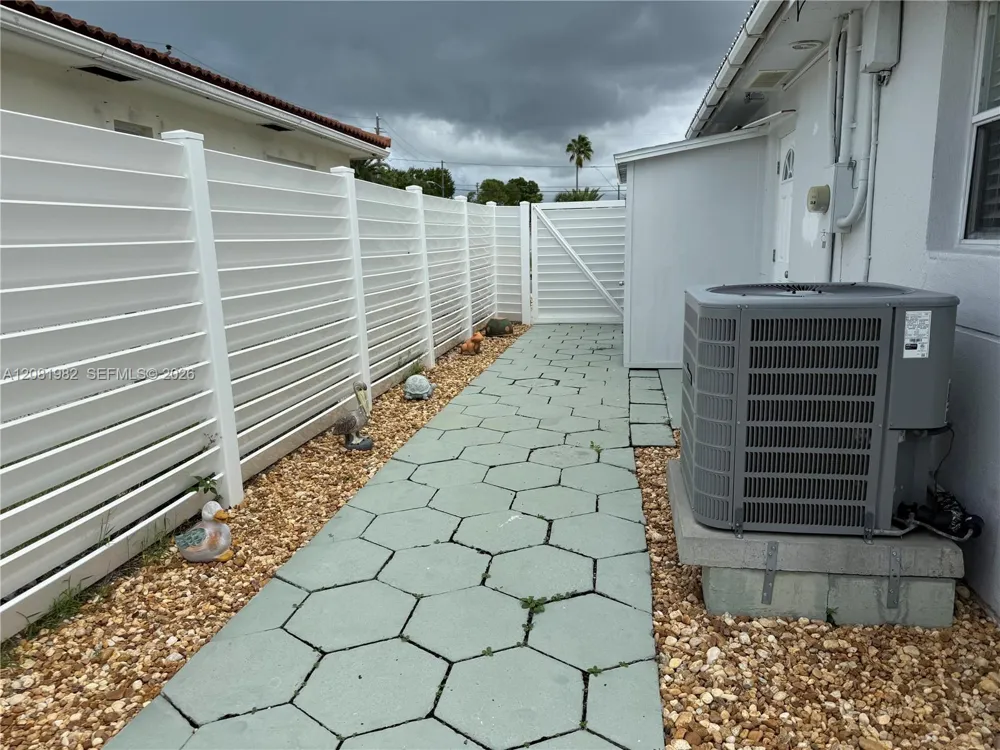 52 45th St Petersburg, FL 33706